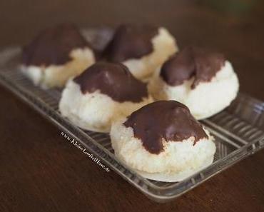 Saftige Kokosmakronen mit Schokogipfel