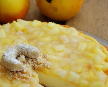 Kipferl-Käsekuchen mit Apfel-Birnenkompott & Erdmandeln