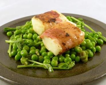 Halloumi im Speckmantel auf Erbsensalat