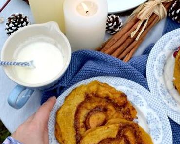 HAPPY HOHOHO! Kürbis-Zimtschnecken-Pancakes mit Frischkäseguss zum gemütlichen Festtagsfrühstück