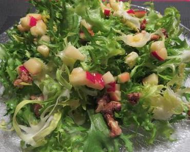 Frisée mit Apfel-Walnuss-Dressing
