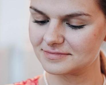 #Balloutfit in Moschino Kleid, Faux Fur Block Heel Sandalen, Dior Vintage Clutch und Perlenschmuck