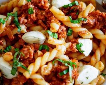 Gemelli mit Salsiccia und Mozzarella