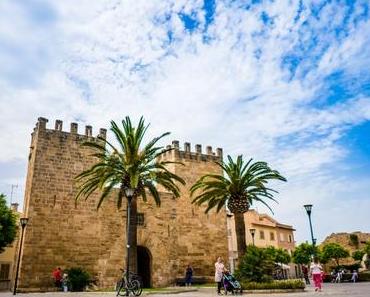 Strand Alcudia und die Altstadt auf Mallorca