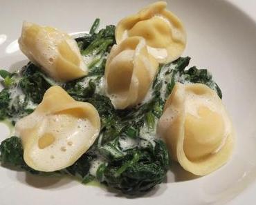 Taleggio-Tortellini mit Blattspinat und Parmesanschaum