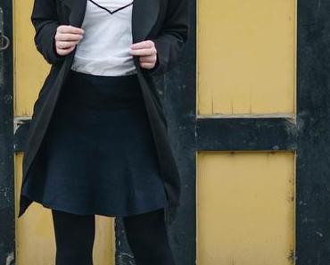#Valentinstagsoutfit in DIY Herz-Shirt, Vero Moda Tellerrock, schwarzem Trenchcoat und DIY Maschen-Pumps