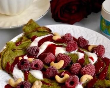 YOU WILL NEVER FORGET YOUR FIRST KISSA! Matcha-Crêpes mit Himbeersauce für Verliebte