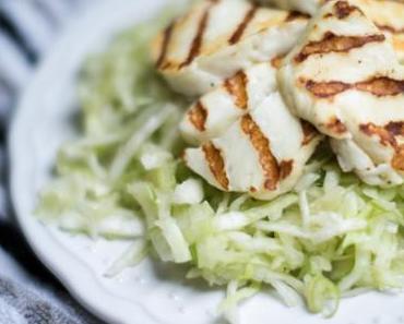 Apfel-Kraut-Salat mit Halloumi
