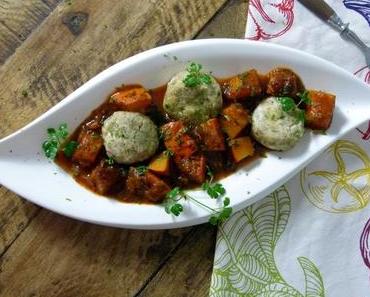 Rezept: Halloumi-Klößchen mit Kürbisgulasch