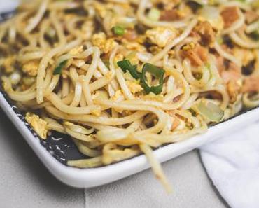 Schnelle Bratnudeln mit Curry und Schinken