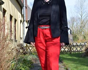 Knallrote Chino Hose und Blazer mit Trompetenärmeln