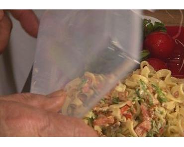 Nudelsalat mit frischen und getrockeneten Tomaten