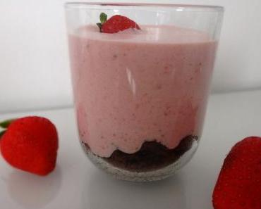 erdbeercreme mit schoko-nusskuchen