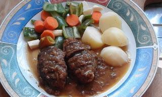 Carrillada en Vino con papa a la pimienta / Schweinebäckchen in Weißwein mit Kartoffeln und Gemüse