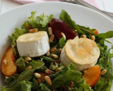 Eine Woche voller Salate: Blattsalat mit Nektarinen und gebratenem Ziegenkäse