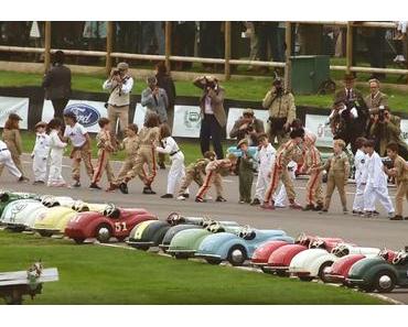 Kinder bei einem Tretauto-Rennen