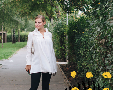 BlackAndWhite Outfit in weißer Tunkia-Bluse von Lineight, Mini-Pochette von Louis Vuitton, Jeggings mit Fußschlaufen, Mules mit Goldabsatz und runder Sonnenbrille