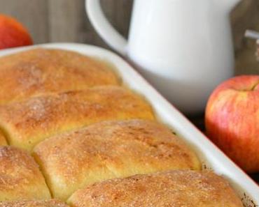 Apfelbuchteln mit Apfel-Gewürzsauce und Zimtsahne – Foodblogger Saisonkalender Apfelkuchen-Sonderausgabe [Blogevent/Bloggernennung]