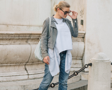 #Bürooutfit in gestreifter Oversize-Bluse, blauer Lederjacke, Blumen-Jeans, Blockabsatz-Sandalen und DIY-Beuteltasche