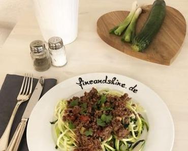 Selbstgemachte Bolognese mit Zucchini Spaghetti