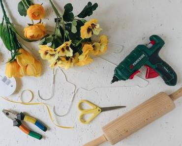 Großer minimalistischer DIY Valentinstags-Herzkranz mit Stoffblumen