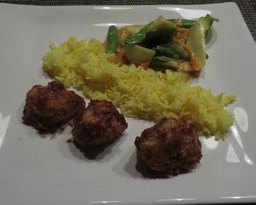 Curry-Erdnuss-Pfanne mit gebratenen Putenbrustwürfeln und Kurkuma-Basmati-Reis
