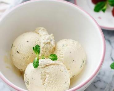 WHEN YOU LOVE SOMEONE! Cremiges Kokosblütenzucker-Joghurt-Minze-Eis mit zarten Schokostückchen und heißen Himbeeren