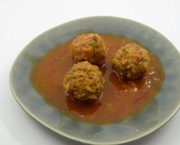 Reis-Fleischbällchen in Tomatensauce