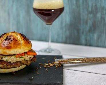 Selbstgemachter Insektenburger mit Linsenhummus und gedünsteten Möhren