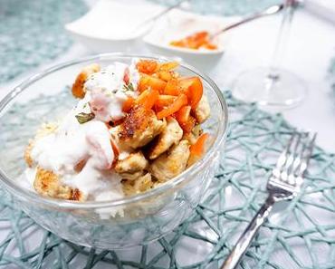 Safranreis mit Huhn, Joghurt-Sauce und Tomatensalsa
