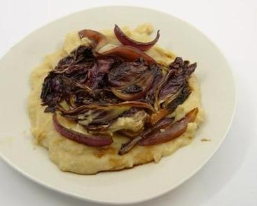 Radicchio und rote Zwiebeln auf Bohnenpüree