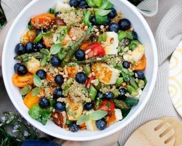 VORFREUDE AUF GENUSSVOLLE MOMENTE IM FREIEN! Bunter Quinoa-Salat mit geröstetem Frühlingsgemüse, Halloumi und Heidelbeeren