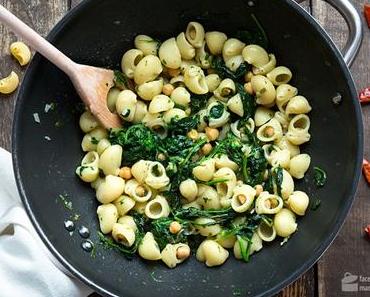 Pasta mit Kichererbsen, Spinat und Chili