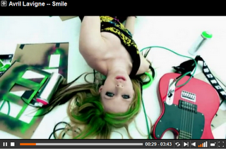 Avril Lavigne: "Smile" Musikvideo