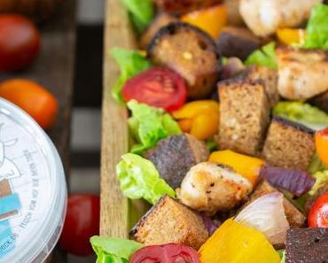 Bauernbrotsalat klassisch oder vegetarisch mit Ziegenkäsebällchen – gekocht aus der HofladenBOX [Anzeige]