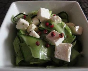 Gurkensalat mit Feta und rotem Pfeffer