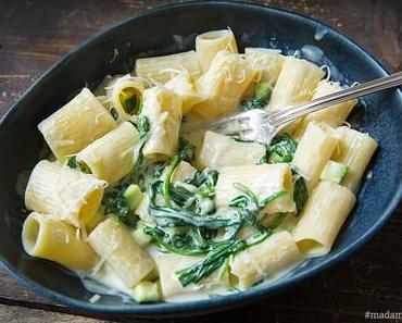 Nudeln mit Käse-Sahne-Sauce und Spinat