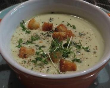 Gurken-Mandel-Gazpacho mit Croutons