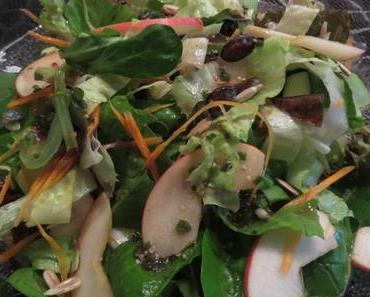 Herbstsalat mit Sonnenblumen- und Kürbiskernen