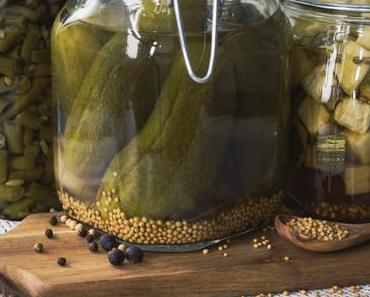 Zucchini im Aquavidsud, Bread & Butter Pickles und eingelegte grüne Bohnen – Das kleine feine Einmachbuch von Stephanie Kosten [Rezension]