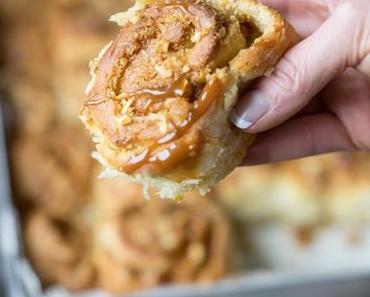 Walnuss-Karamell-Hefeschnecken mit Karamellsauce