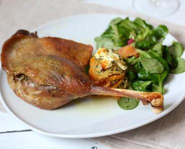 Confierte Gänsekeule an Süsskartoffel-Basilikumhummus-Lasagne und Feldsalat mit Zwiebel-Curryketchup