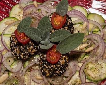 Hirsekugeln im Sesammantel auf Zucchinicarpaccio (vegan)