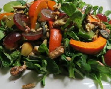 Feldsalat mit Kürbis, Trauben und Nüssen