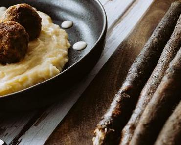 Schwarzwurzelstampf mit Hackbällchen und karamellisierten Schwarzwurzeln – Foodblogger Saisonkalender [Bloggernennung]