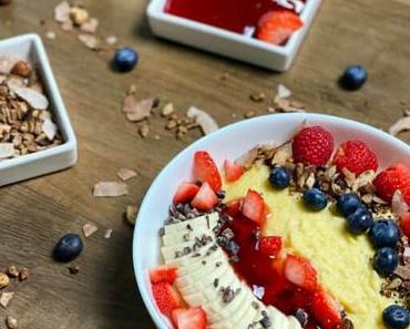 Polenta-Bowl mit Paleo-Granola und Erdbeerkompott