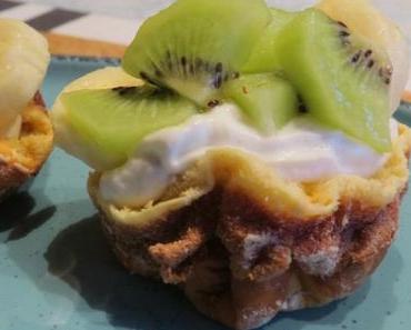 Pfannkuchen-Körbchen mit Kiwi und Banane
