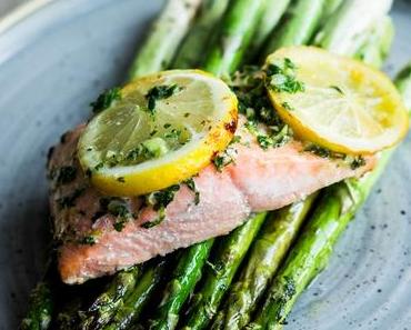 Zitronen-Kräuter-Lachs mit grünem Spargel