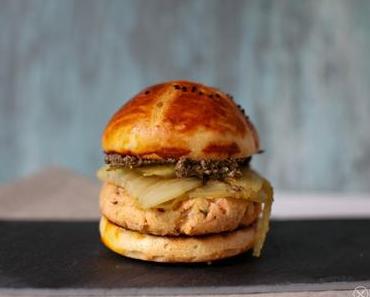 Selbstgemachter Lachsburger mit karamellisierten Fenchel und Oliventapenade