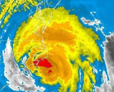 IRENE als Hurrikan der Kategorie 1 unmittelbar vor Landfall bei Cape Lookout, North Carolina